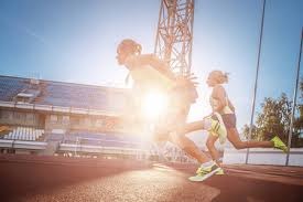 硬啊！巴特勒歪着身子强取2+1瞬间点燃全场